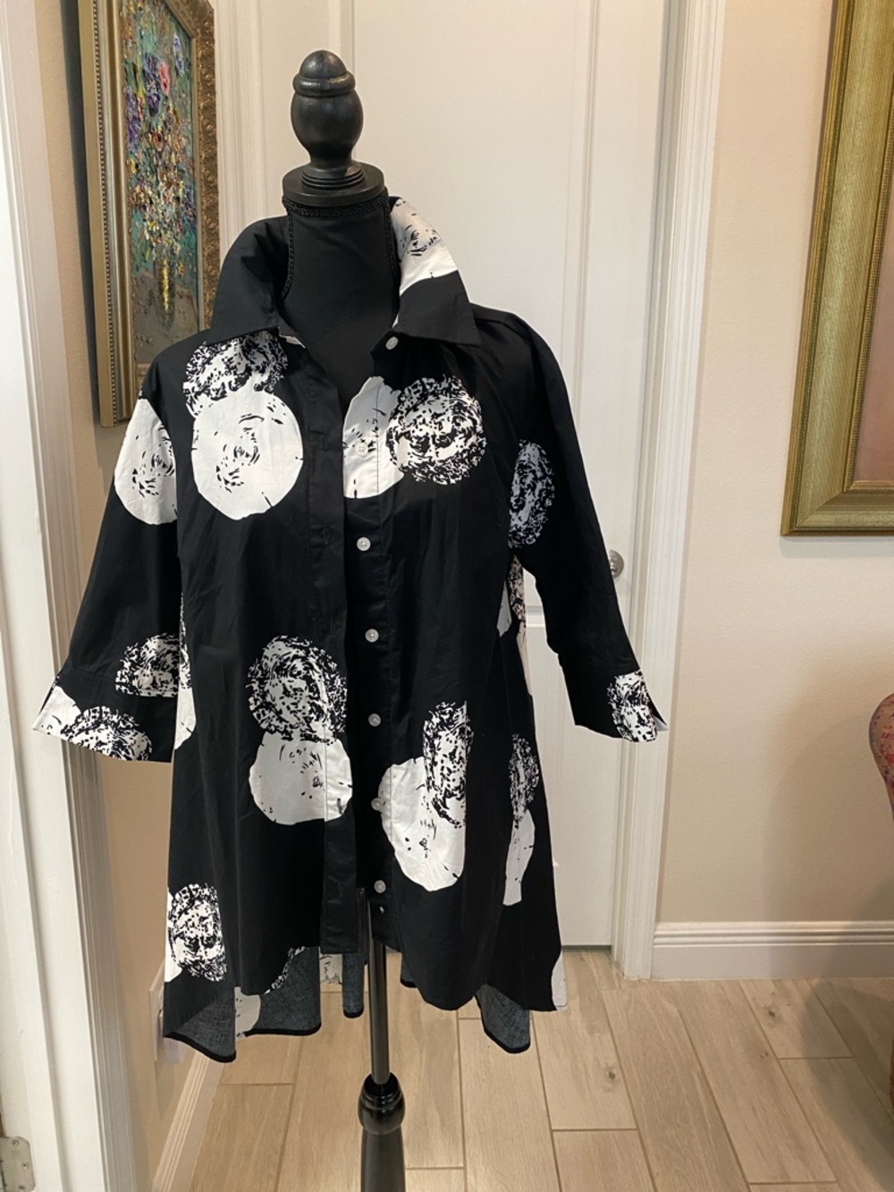 Truth + Style Black Button-Front-stretch Blouse high low Circular Print NWOT